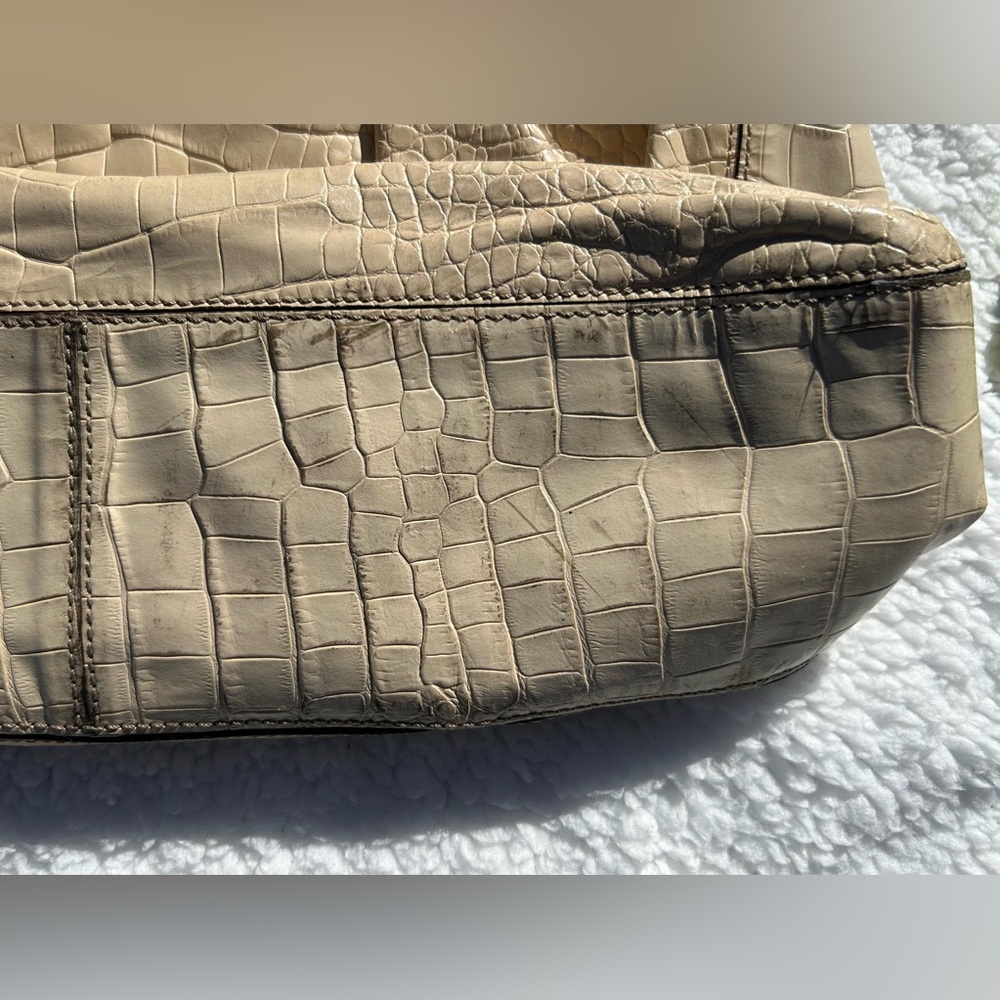 Rehab: Cole Haan Vintage Crocodile Print Bag, Cream w/ Green Inter. - Picture 6 of 10